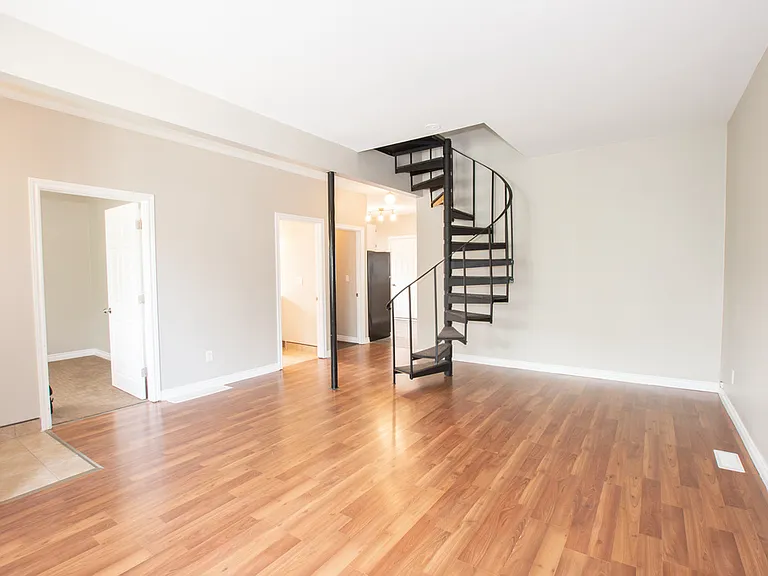 203 Niagara St — Photo 4