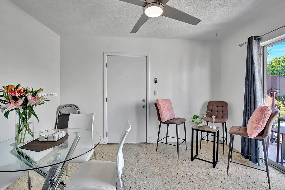 Building Photo - 458 SW 9th St #8