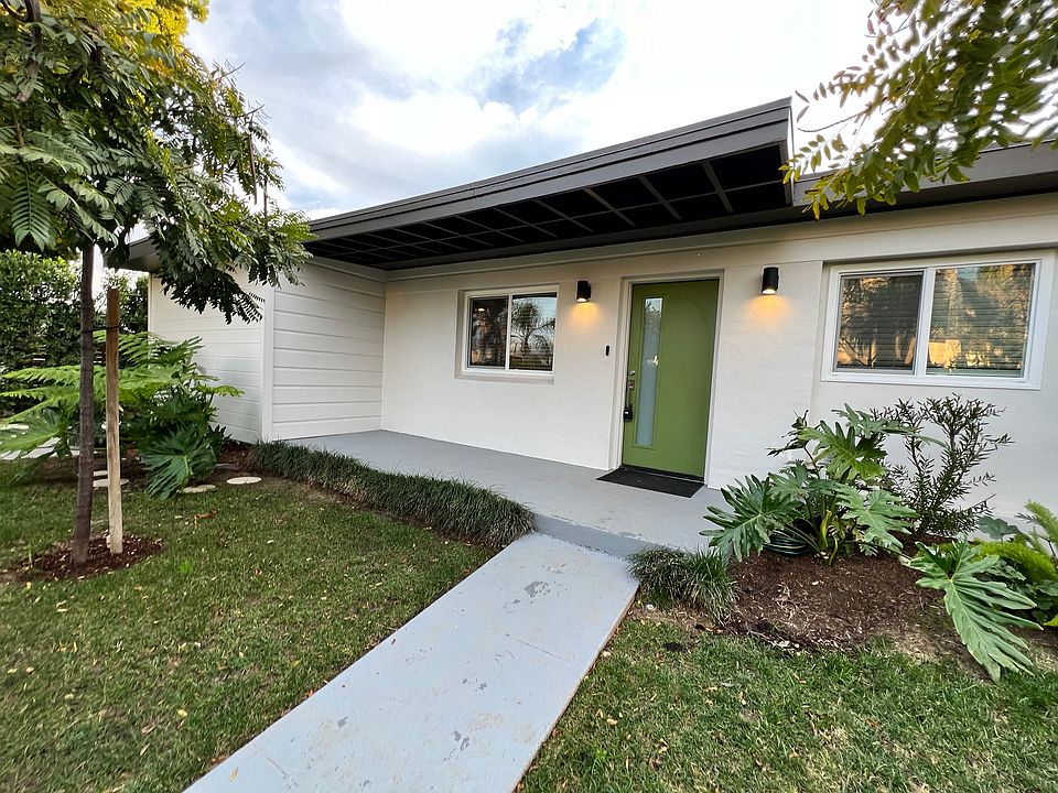 Private Front Porch & Entry