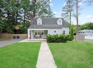 25 Hillside Ave, Woodbury, NY 11797