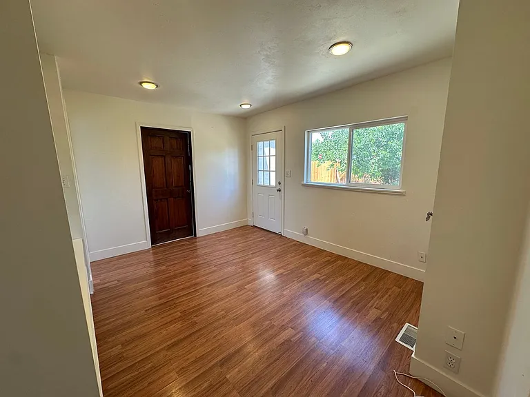 982 Vine St — Photo 13