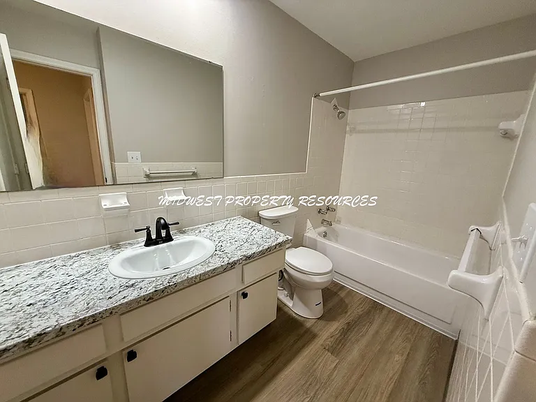 945 NW Colbern Rd — Photo 11