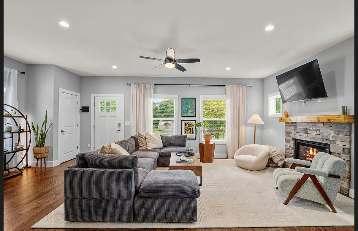 4 bed, 2360 sqft, $2,995 — Photo 3