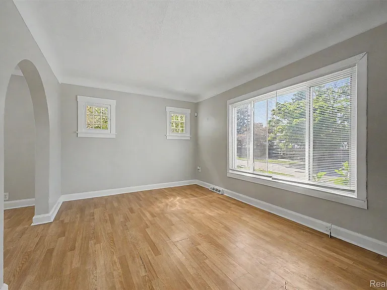 1301 E Muir Ave — Photo 17