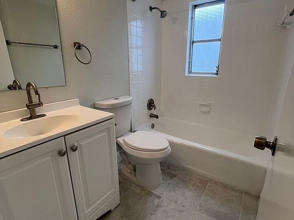 4th image of 2023 & 2045 Hyde Park St #2045-02