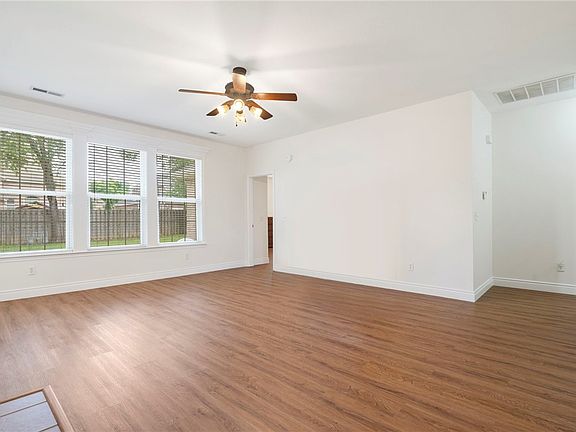 5th image of 404 NW Saddlebrook Dr