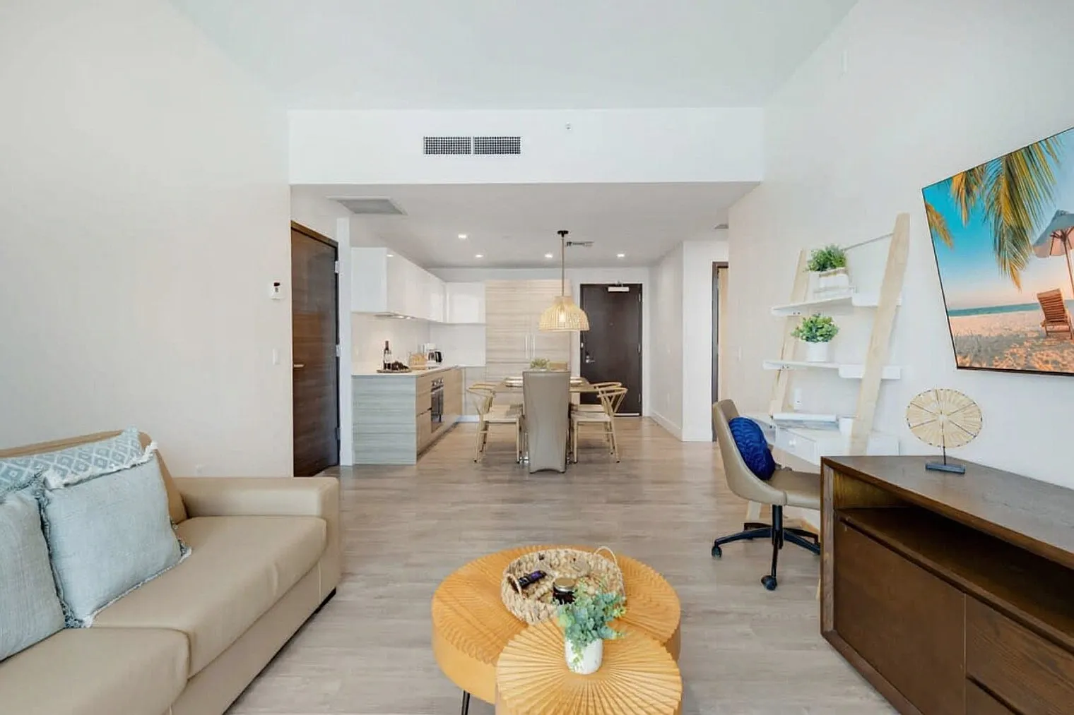 2 bed, 2.0 bath, 990 sqft, $4,425 — Photo 3