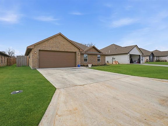 3rd image of 112 NW Elm Ave