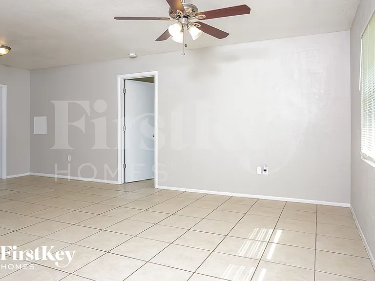 1513 Harbor Blvd — Photo 2
