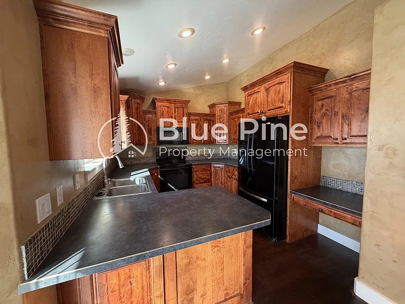 6 bed, 3.0 bath, 2703 sqft, $2,200 — Photo 3