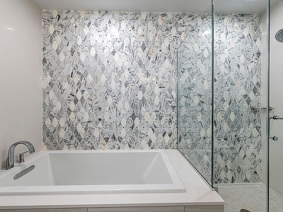 5th image of 2356 N Lincoln Park W #205
