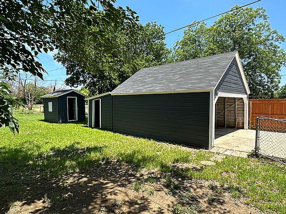 4th image of 2504 1st St