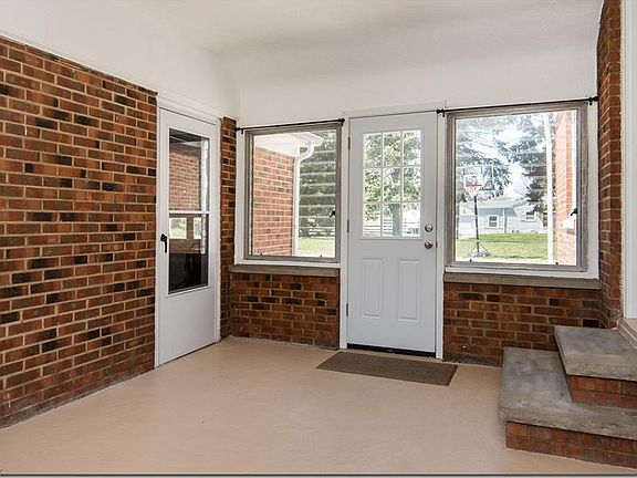4th image of 24065 Smith Ave