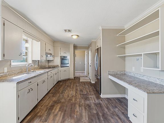 4th image of 808 Ladner St