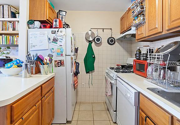 3rd image of 158 Smith St APT 3F