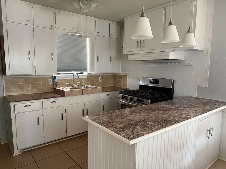 906 W 24th St — Photo 3
