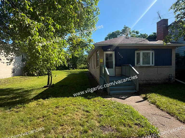 2435 Diamond Ave — Photo 2