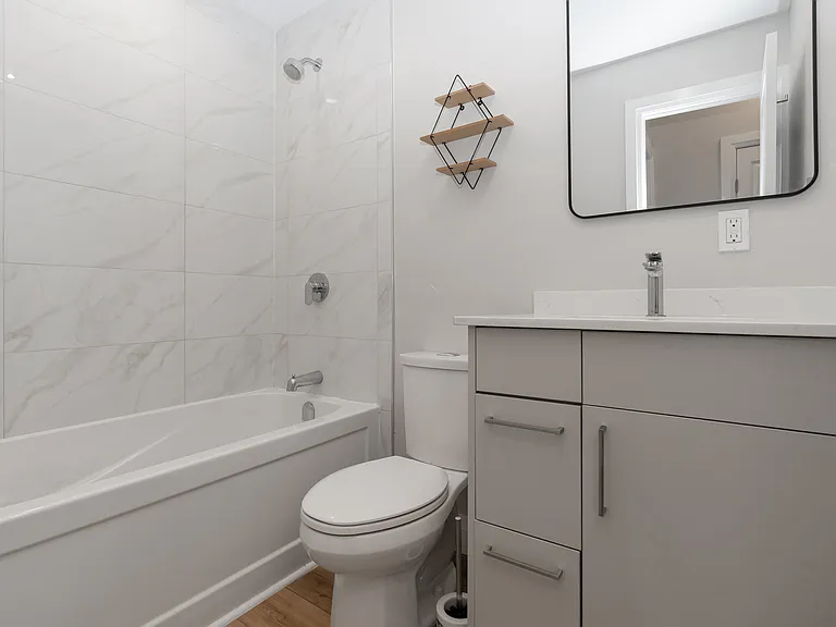 523 Bay St — Photo 16