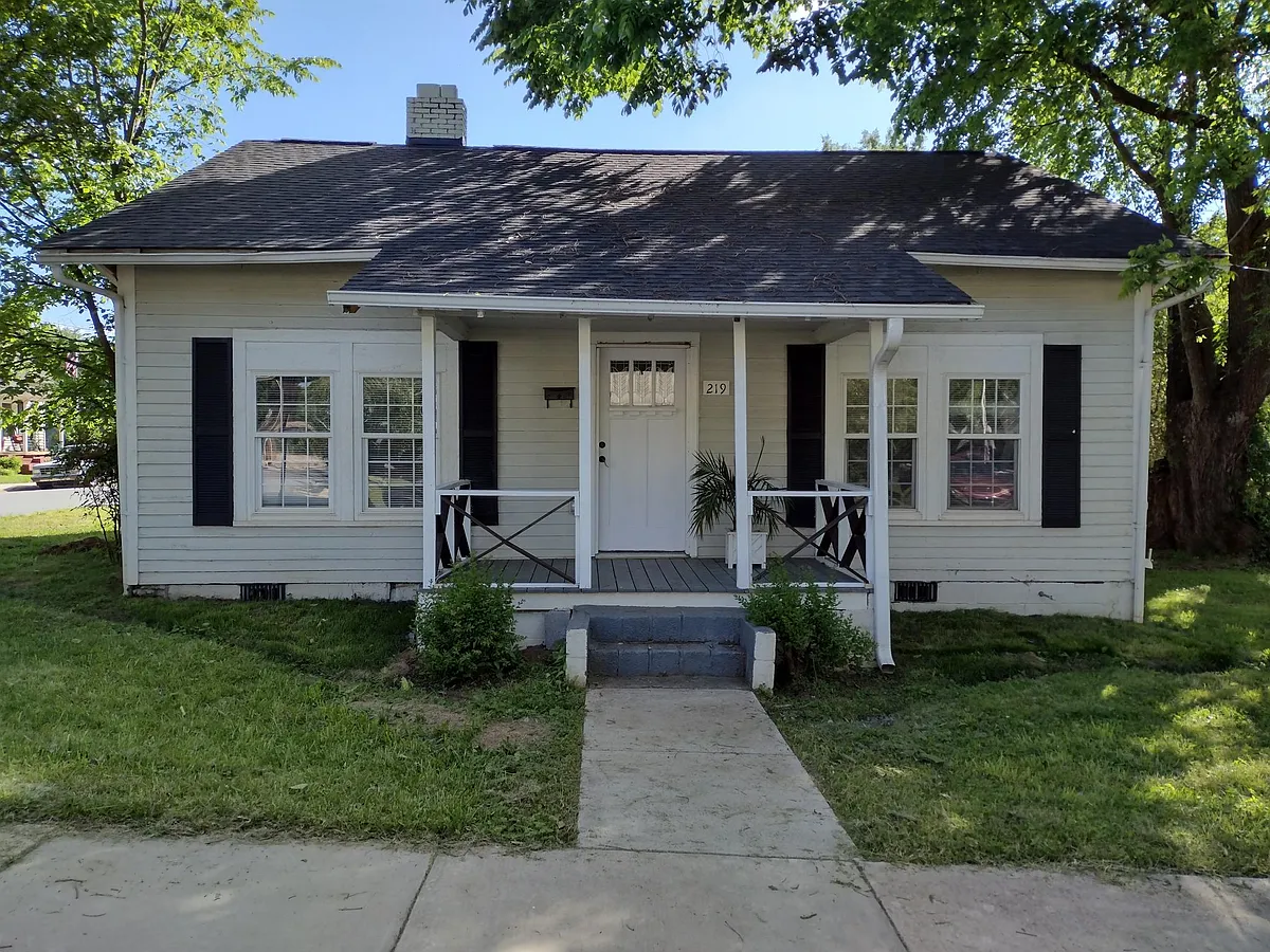 Building Photo - 219 E Pressley Ave