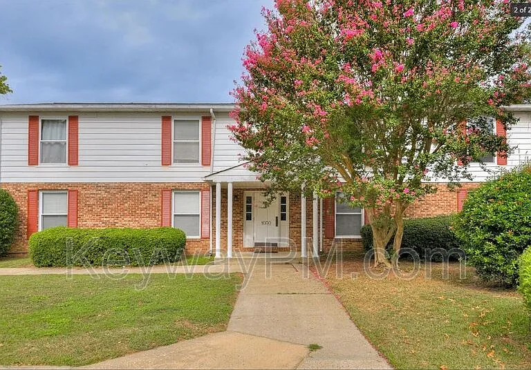 1030 Carriage Dr #D — Photo 3