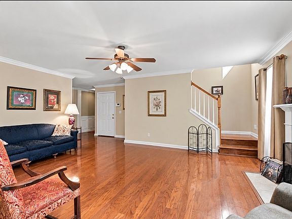 5th image of 366 Golfview Ct