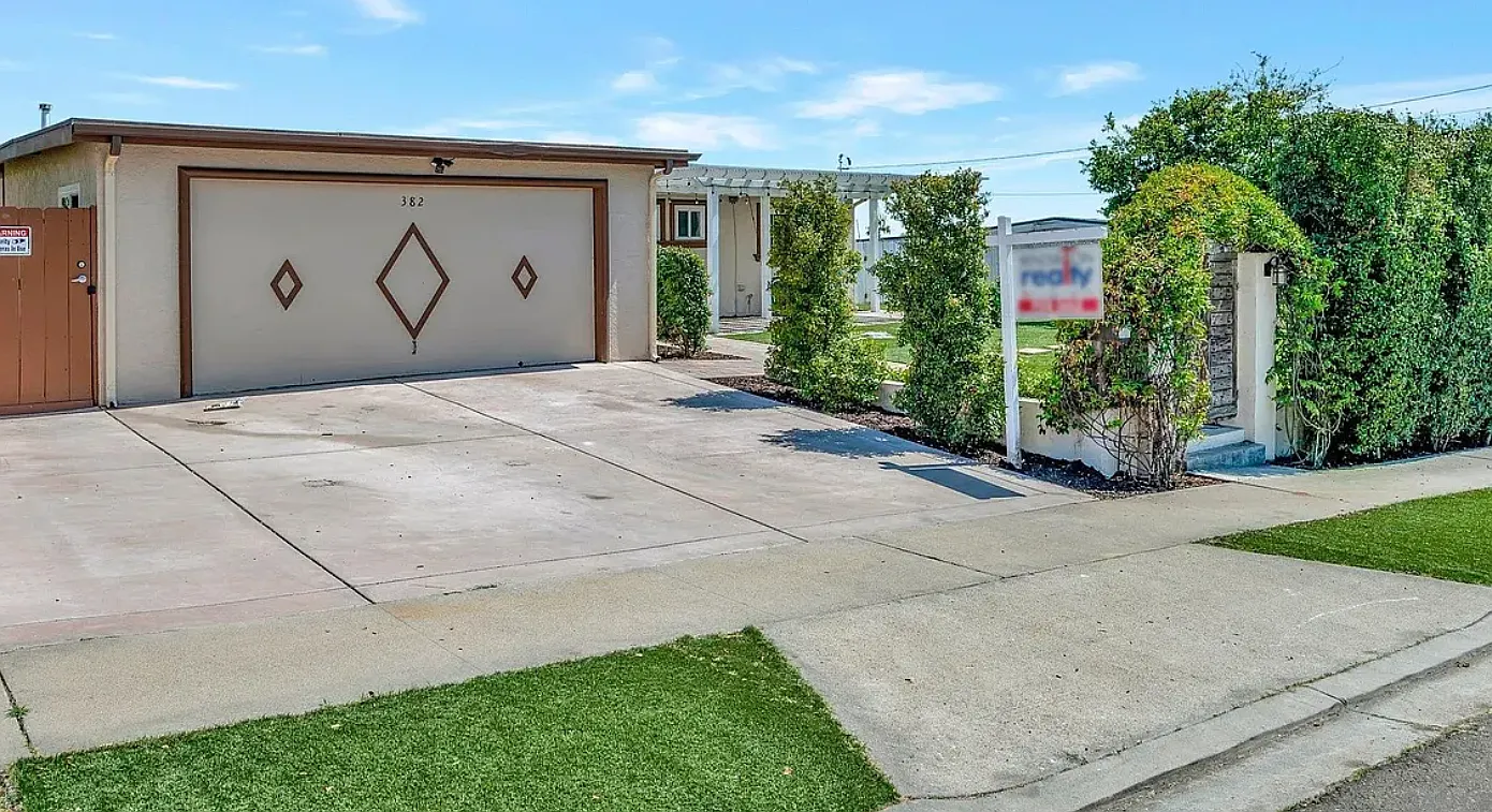 3 bed, 1032 sqft, $3,700 — Photo 1