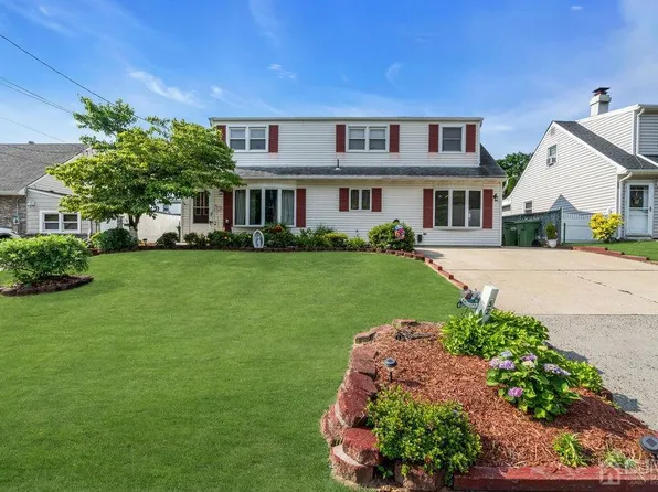 52 Kendall Dr, Parlin, NJ 08859