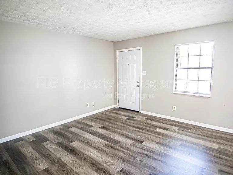 129 Hillcrest Dr #8 — Photo 3