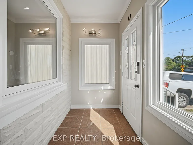 1052 Alexandra Ave — Photo 2