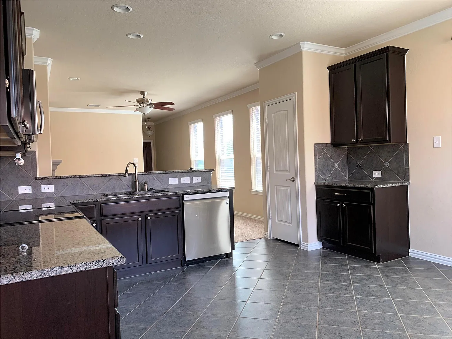 4 bed, 2.5 bath, 1915 sqft, $2,395 — Photo 4