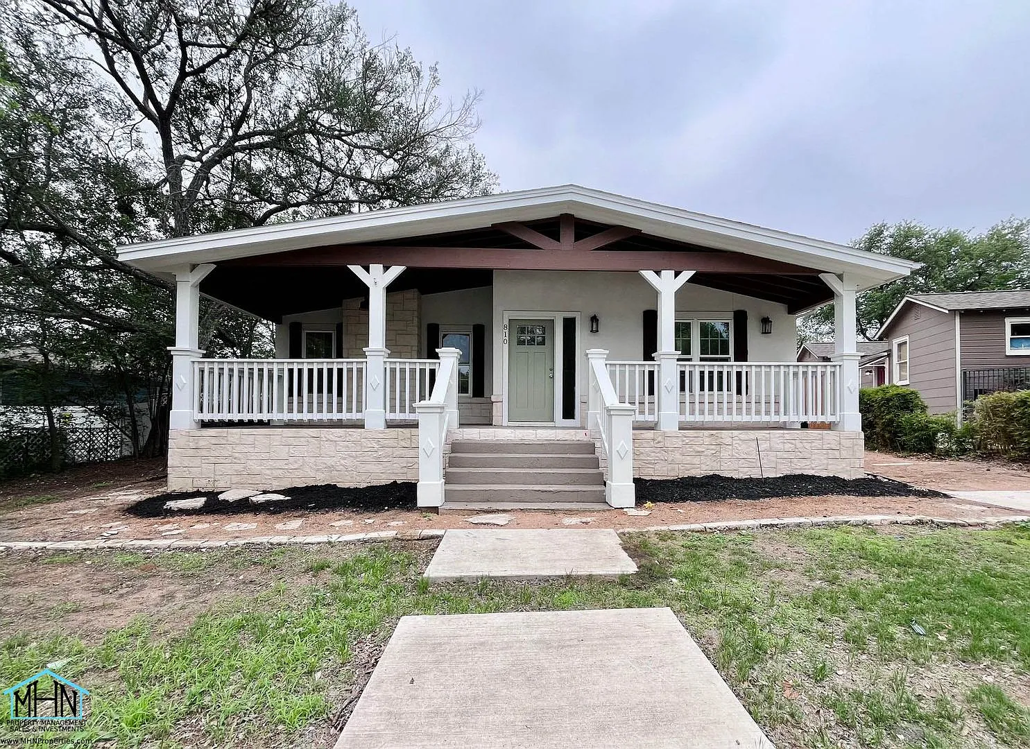 Welcome to your dream home nestled in the prestigious neighborhood of Terrell Hills, Texas. — Photo 1