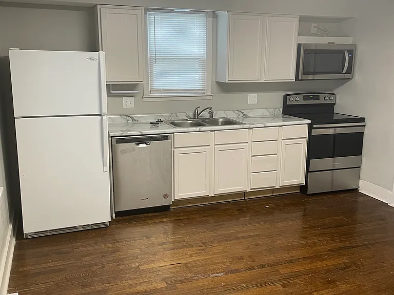 407 NE Main St — Photo 2