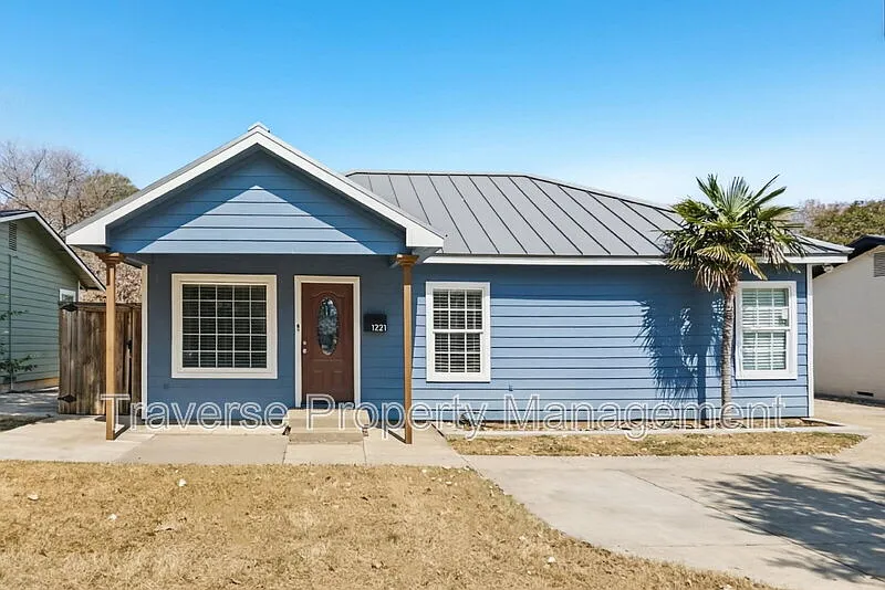 3 bed, 1.0 bath, 888 sqft, $1,750 — Photo 1