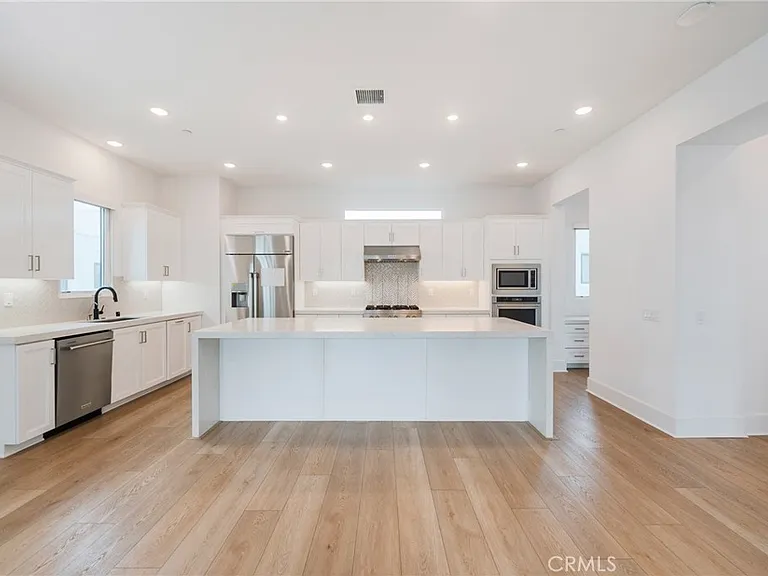 16285 Veterans Way — Photo 3