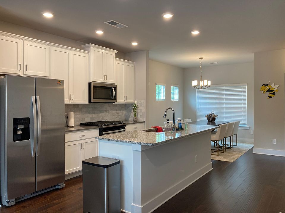 Kitchen with an Island countertop