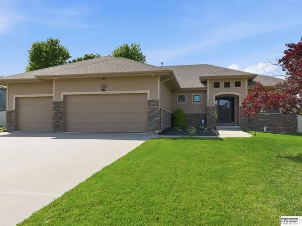 2210 Lola Cir, Bellevue, NE 68147