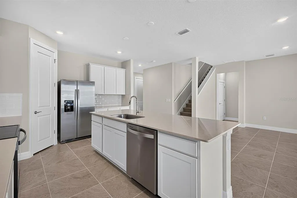4 bed, 3.5 bath, 2894 sqft, $2,400 — Photo 3