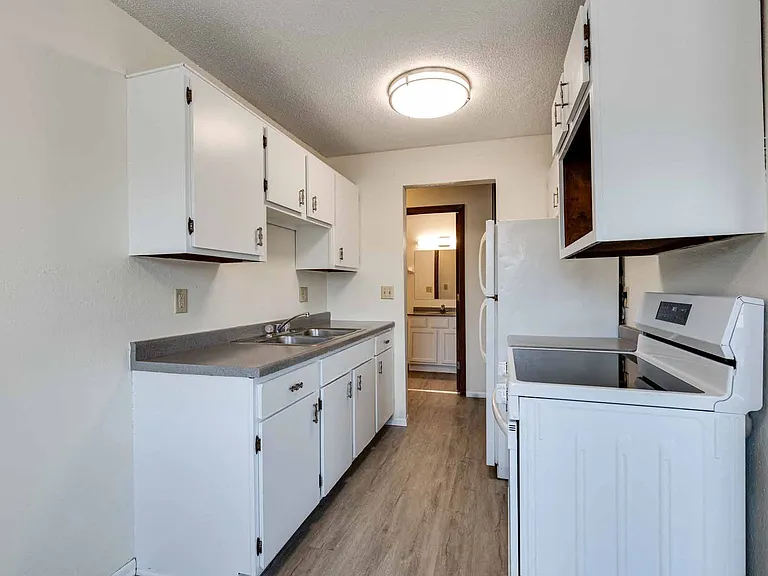 Van Dyke Apartments — Photo 39