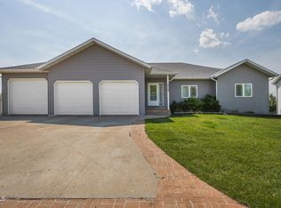 4724 Fountainblue Dr, Bismarck, ND 58503
