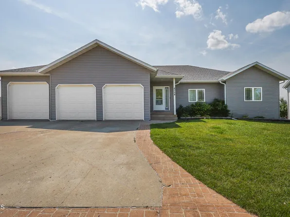 4724 Fountainblue Dr, Bismarck, ND 58503