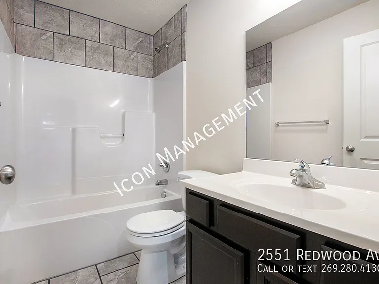 2551 Redwood Ave — Photo 17