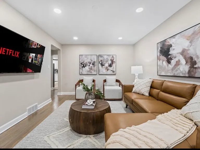 3222 S 52nd Ct — Photo 2