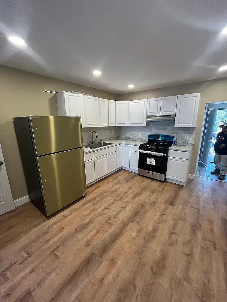 4 bed, 1.5 bath, 1300 sqft, $2,400 — Photo 2