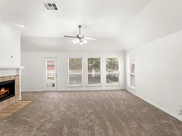 8200 Hitching Trl — Photo 24