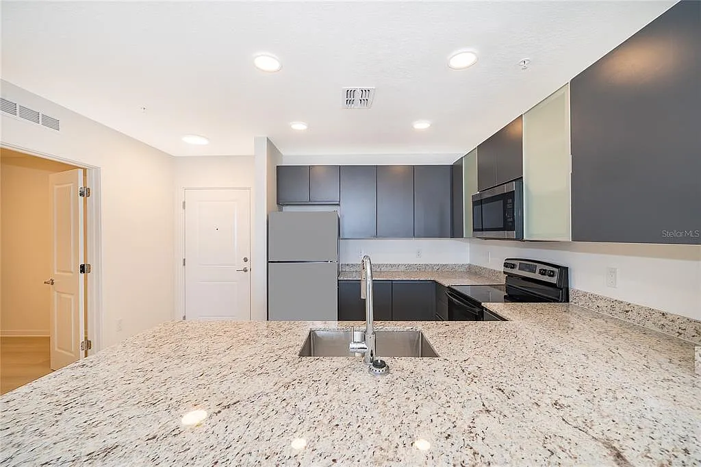 2 bed, 2.0 bath, 1023 sqft, $1,700 — Photo 4