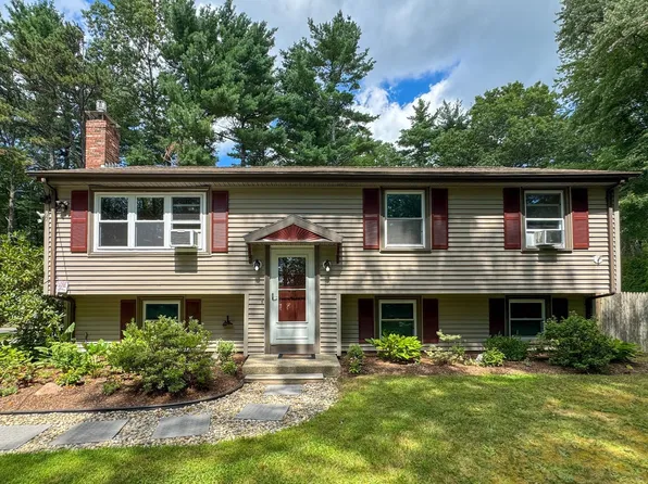 617 Marys Pond Rd, Rochester, MA 02770