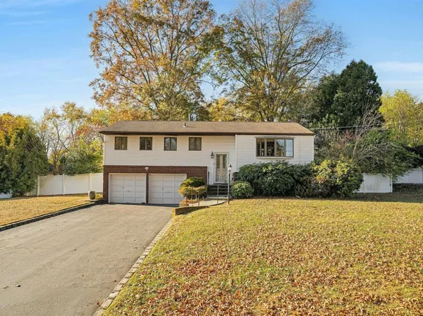 18 Greg Lane, East Northport, NY 11731