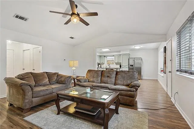 3 bed, 1600 sqft, $1,800 — Photo 3