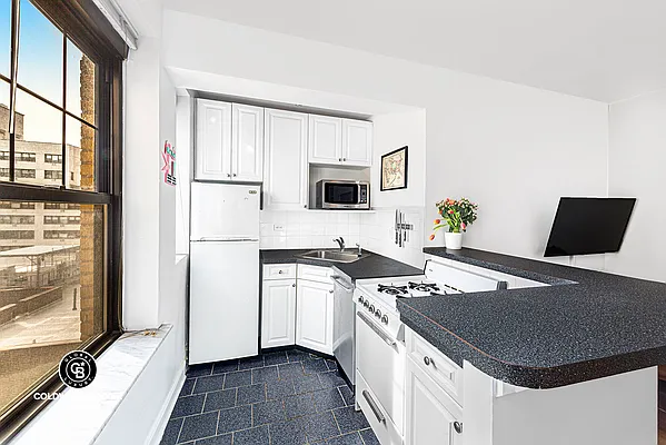Sold by Coldwell Banker Warburg | media 2