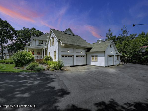 311 Glenmaura Dr, Moosic, PA 18507